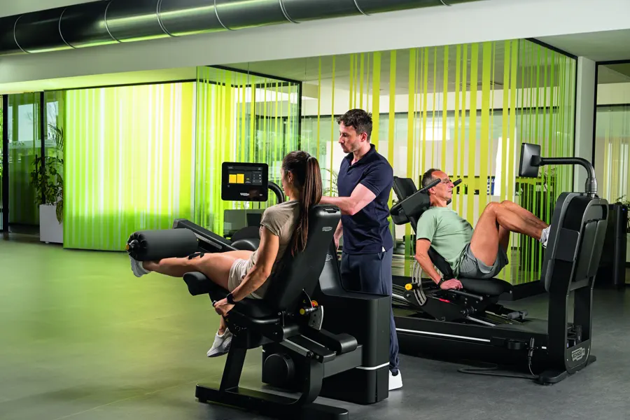 Medical Training in Norderstedt mit modernen Trainingsgeräten für Kraft und Stabilität